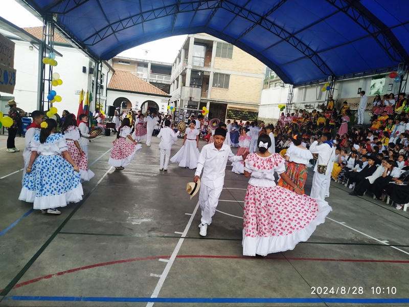 Jóvenes de Educación Media danzando en el Festival