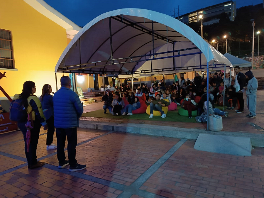 Estudiantes de la nocturna en proyyección de audiovisuales