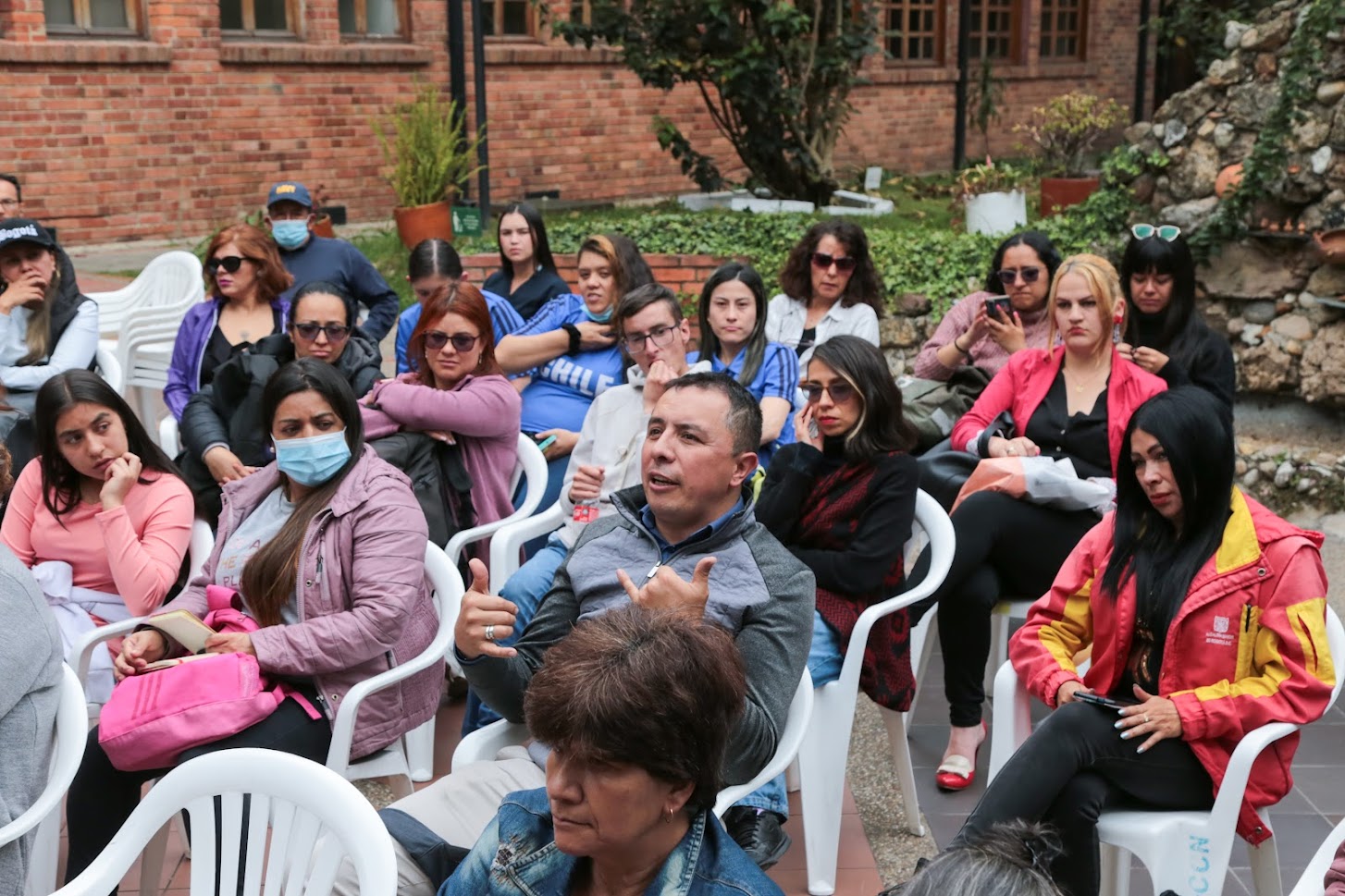 Con el apoyo de entidades Distritales de Prevención, se desarrolló el primer diplomado de Gestión del Riesgo y cambio climático.  Con el propósito de desarrollar habilidades y fortalecer conocimientos, la Dirección Local de Educación de Barrios Unidos, con el apoyo de otras entidades distritales de prevención, participó en el “Primer diplomado local de Gestión de Riesgos y Cambio climático” (DLGR-CC), con el fin de fortalecer los comités escolares de gestión de riesgos de las instituciones de educación de la localidad, los padres de familia, líderes comunitarios y comunidad educativa en general que integran la localidad.  En la actualidad, la construcción social del riesgo se basa en la generación de instrumentos que permiten la anticipación y una mejor preparación ante las amenazas por fenómenos de la naturaleza; junto con esto, la coordinación entre las instituciones, así como la preparación de las comunidades, resulta fundamental para que las decisiones de políticas y acciones resulten efectivas en cada territorio.   La creación del diplomado fue iniciativa del Consejo Local de Gestión de Riesgos y Cambio Climático, liderado por la Alcaldía Local de Barrios Unidos, el IDIGER y en compañía de la Dirección Local de Educación, que ha permitido a la comunidad de Barrios Unidos, y a los comités escolares de gestión de riesgos y cambio climático que participaron,  identificar y analizar los procesos de riesgos de desastres a través del estudio de factores históricos, sociales, económicos, culturales y políticos de los escenarios de riesgo, con base en herramientas teóricas y prácticas, considerando la perspectiva de género y el enfoque hacia la resiliencia, para lograr una gestión integral del riesgo, la planificación eficiente de emergencias y la respuesta social en los entornos gubernamentales, empresariales, educativos y públicos.  Diplomado_Gestion_del_Riesgo_1   El diplomado contó con la participación de entidades y temáticas sobresalientes, donde se destacan:  •	Consejo Local de Gestión de Riesgos y Cambio Cli