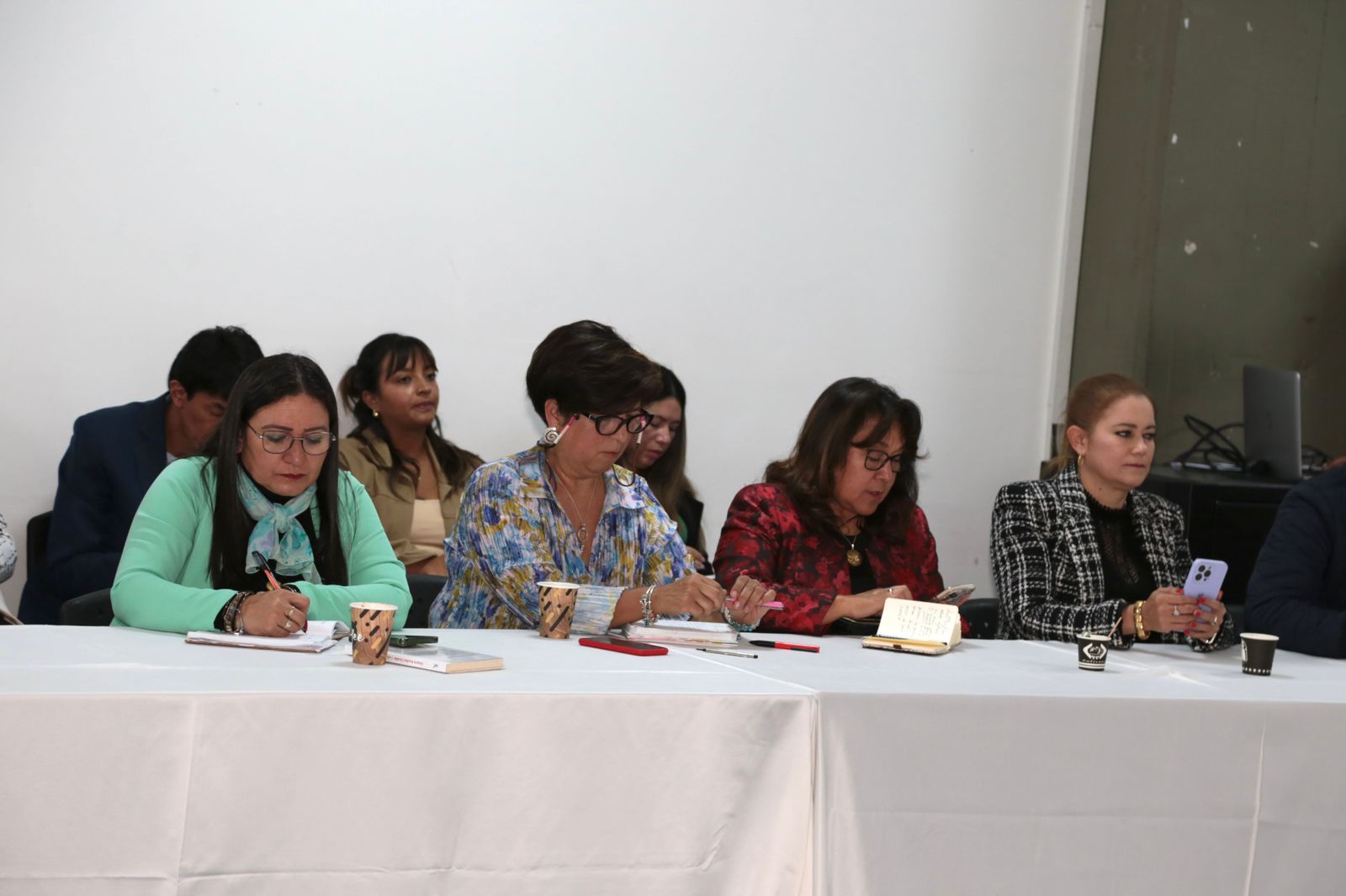 Personas en mesa trabajando