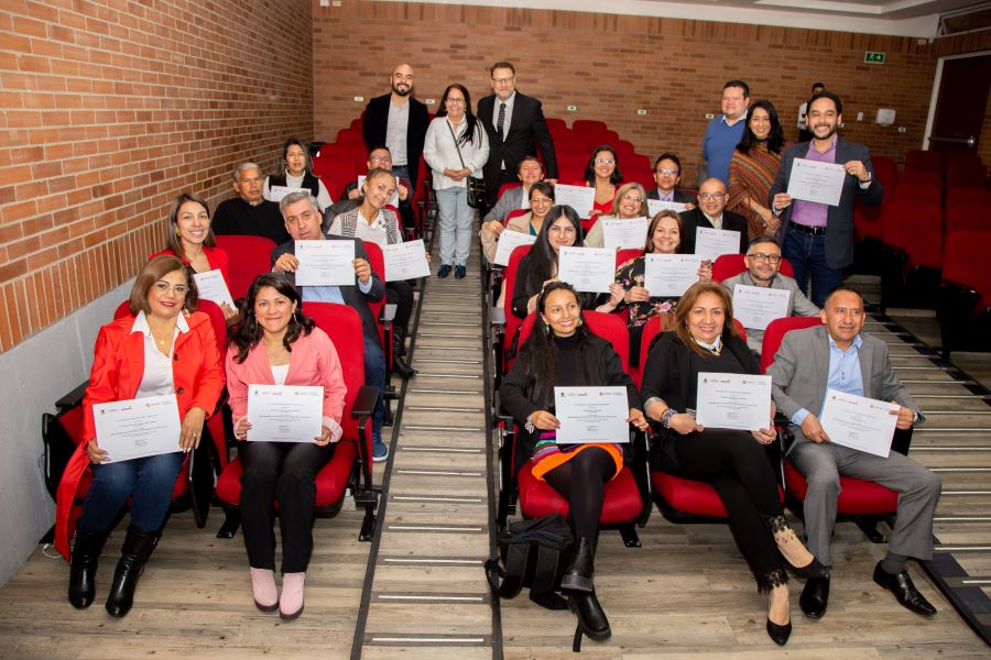 HOLA30 funcionarias y funcionarios administrativos finalizaron el Diplomado en Gestión del Conocimiento e Innovación