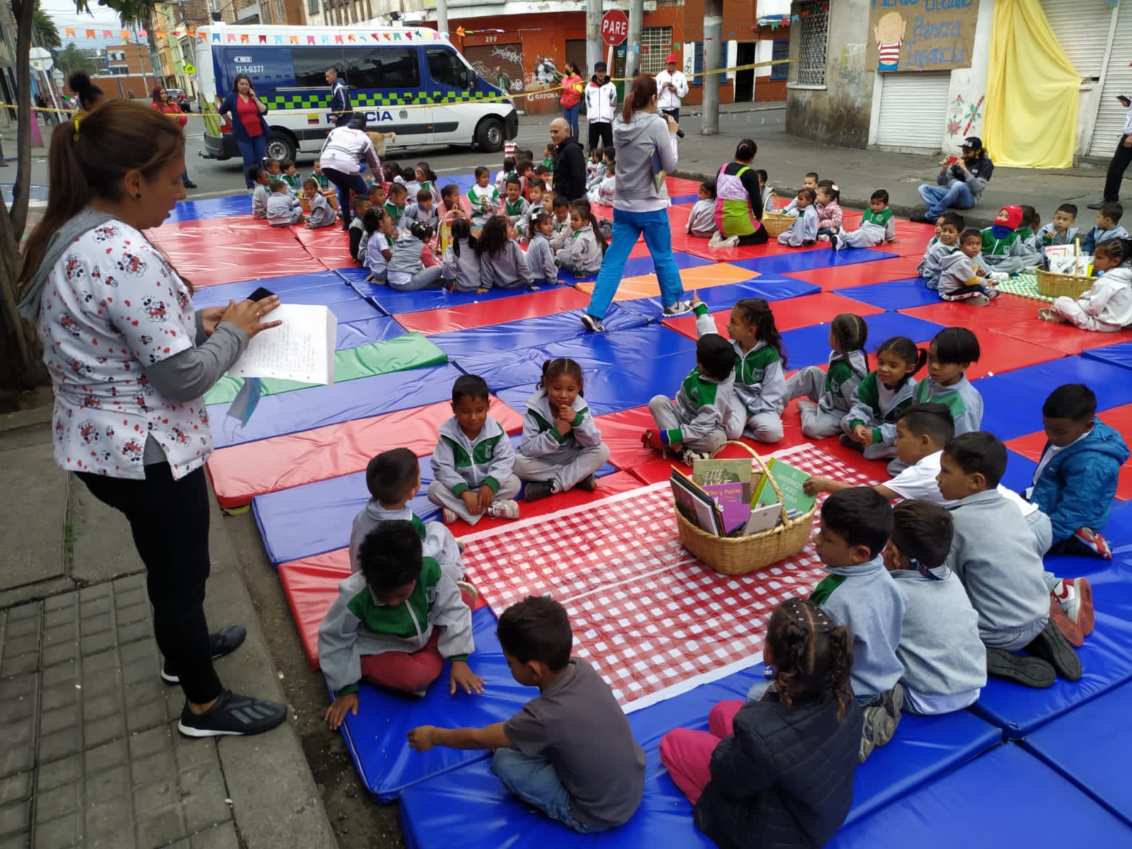 Las y los niños se toman la calle con libros, historias y cuentos en la localidad de Santa Fé