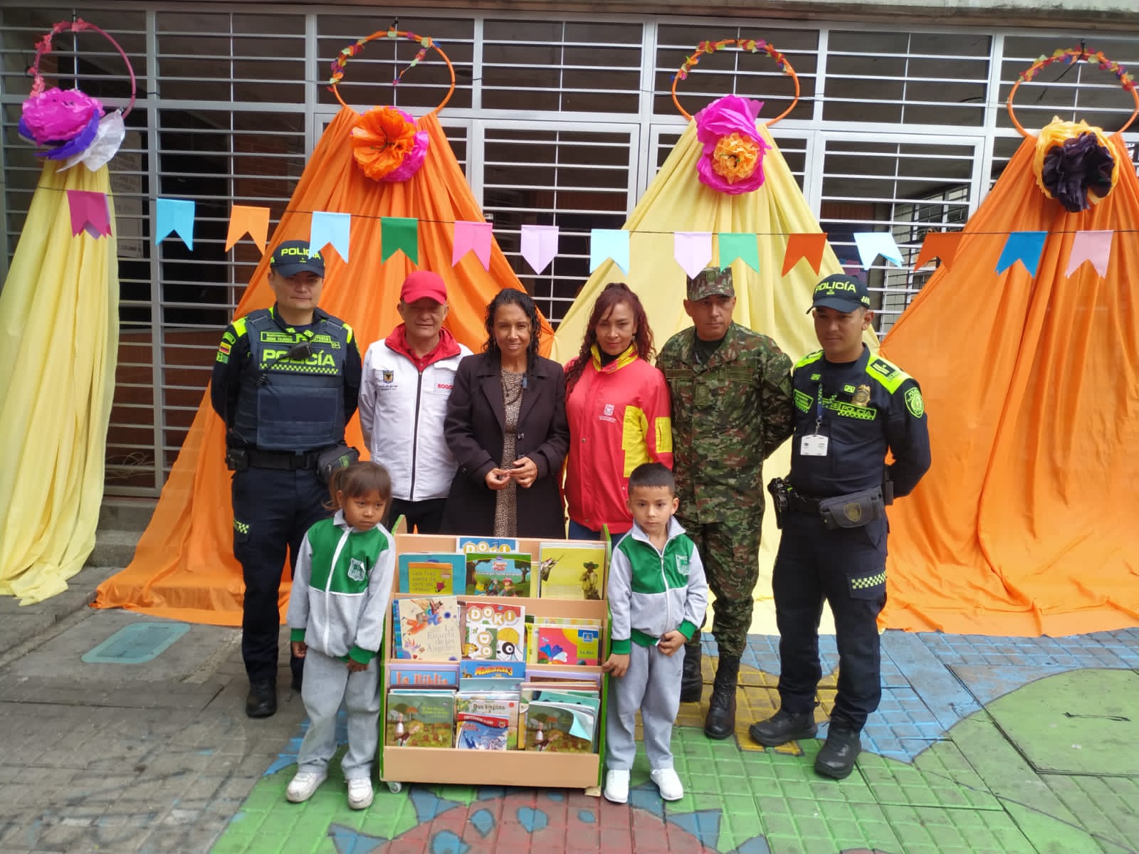 Las y los niños se toman la calle con libros, historias y cuentos en la localidad de Santa Fé