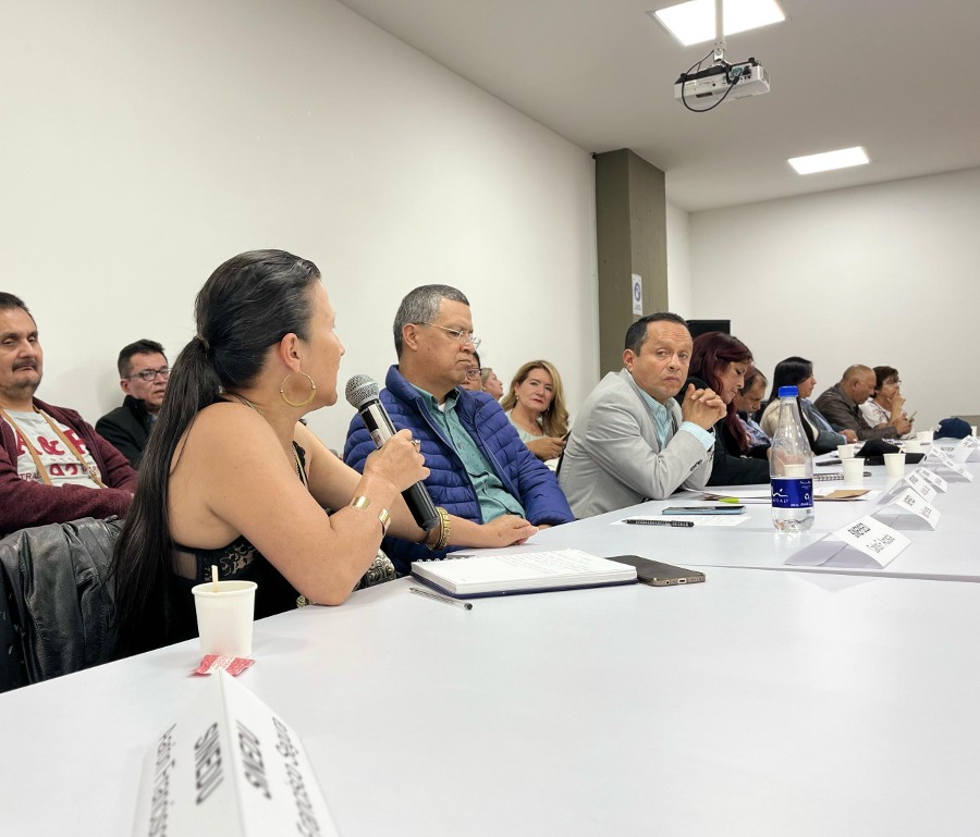 Miembros de organizaciones sindicales intervienen en la reunión 