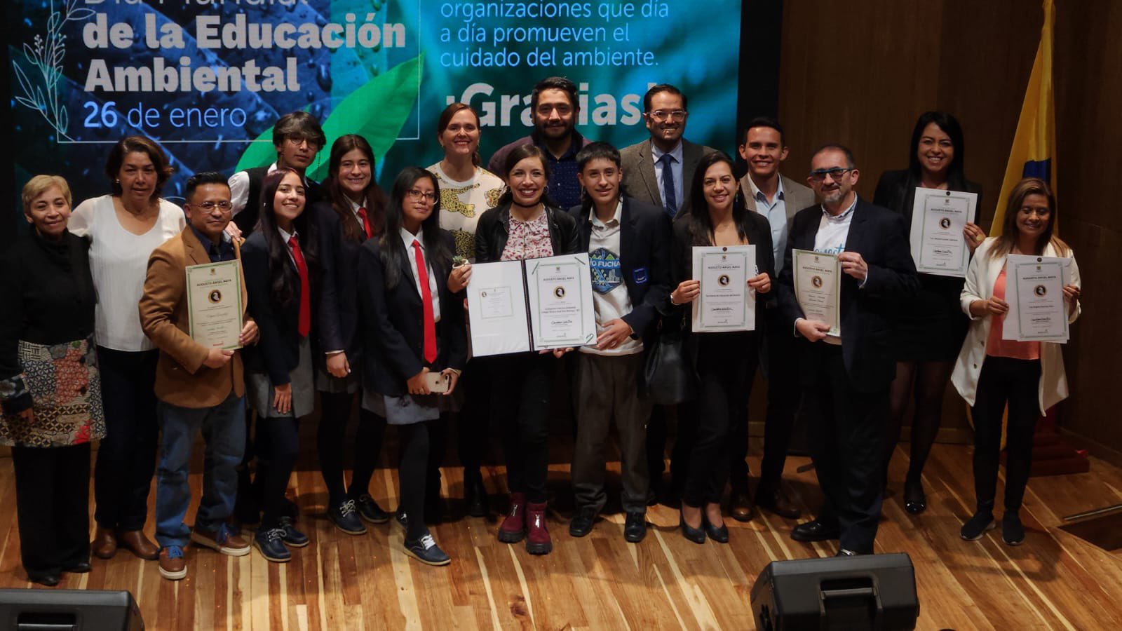 Estudiantes y docentes reciben galardón de la ciudad por sus aportes a la protección del medio ambiente