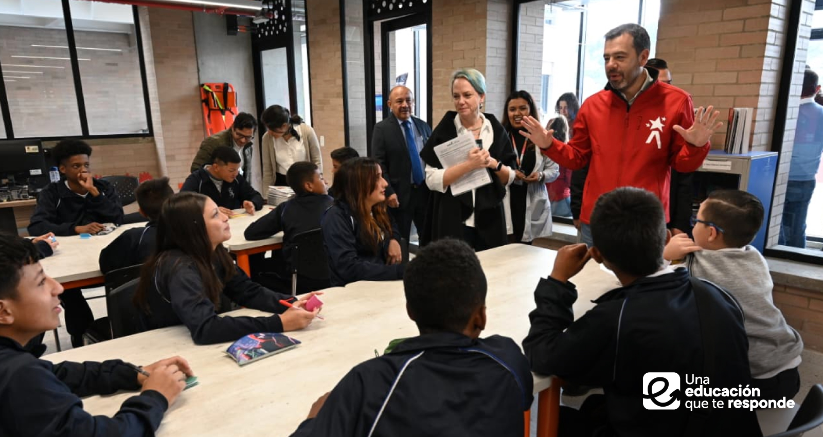 Alcalde Carlos Fernando Galán y Secretaria de de Educación Isabel Segovia en evento con estudiantes