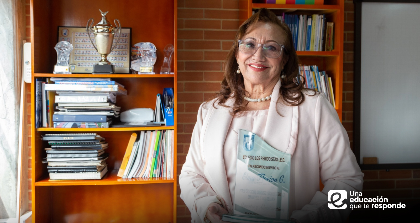 Profesora con alumnos en colegio distrital