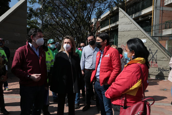 EDNA BONILLA SEBA, TRABAJANDO.