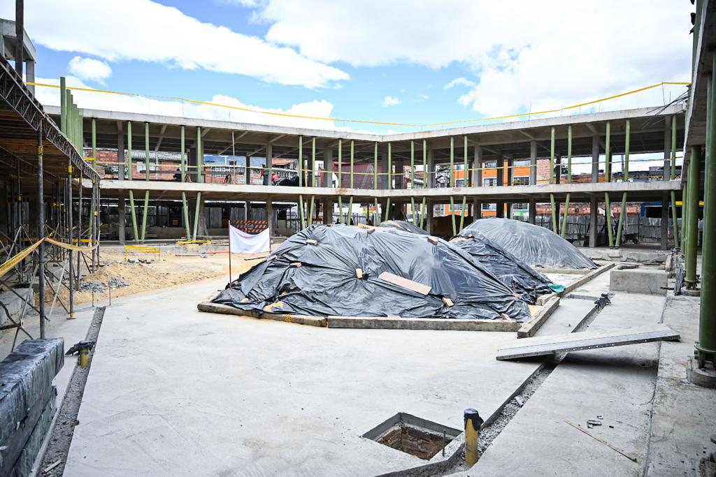 En recorrido por la localidad de Los Mártires la alcaldesa Claudia López visitó la obra del colegio San Francisco de Asís 