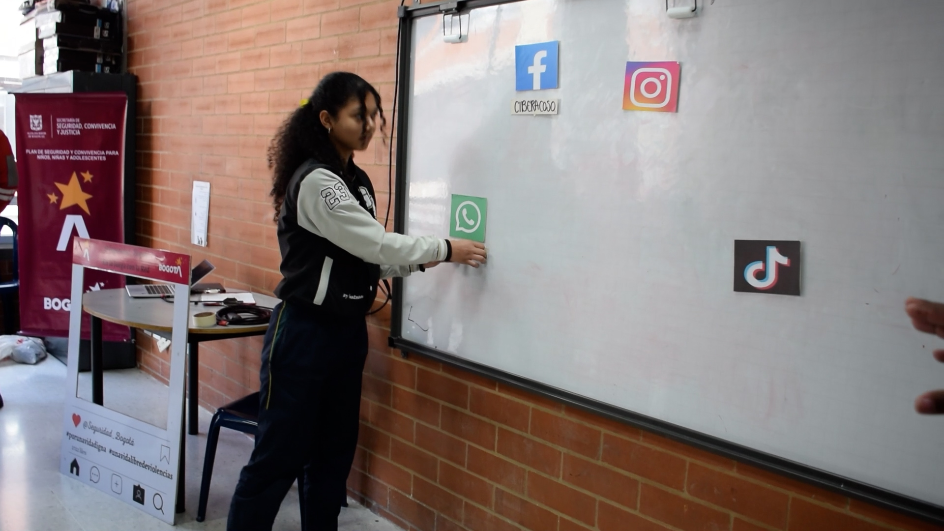 ‘Alerta en línea’, la nueva estrategia para prevenir ‘ciberdelitos’ que afectan a jóvenes en Bogotá