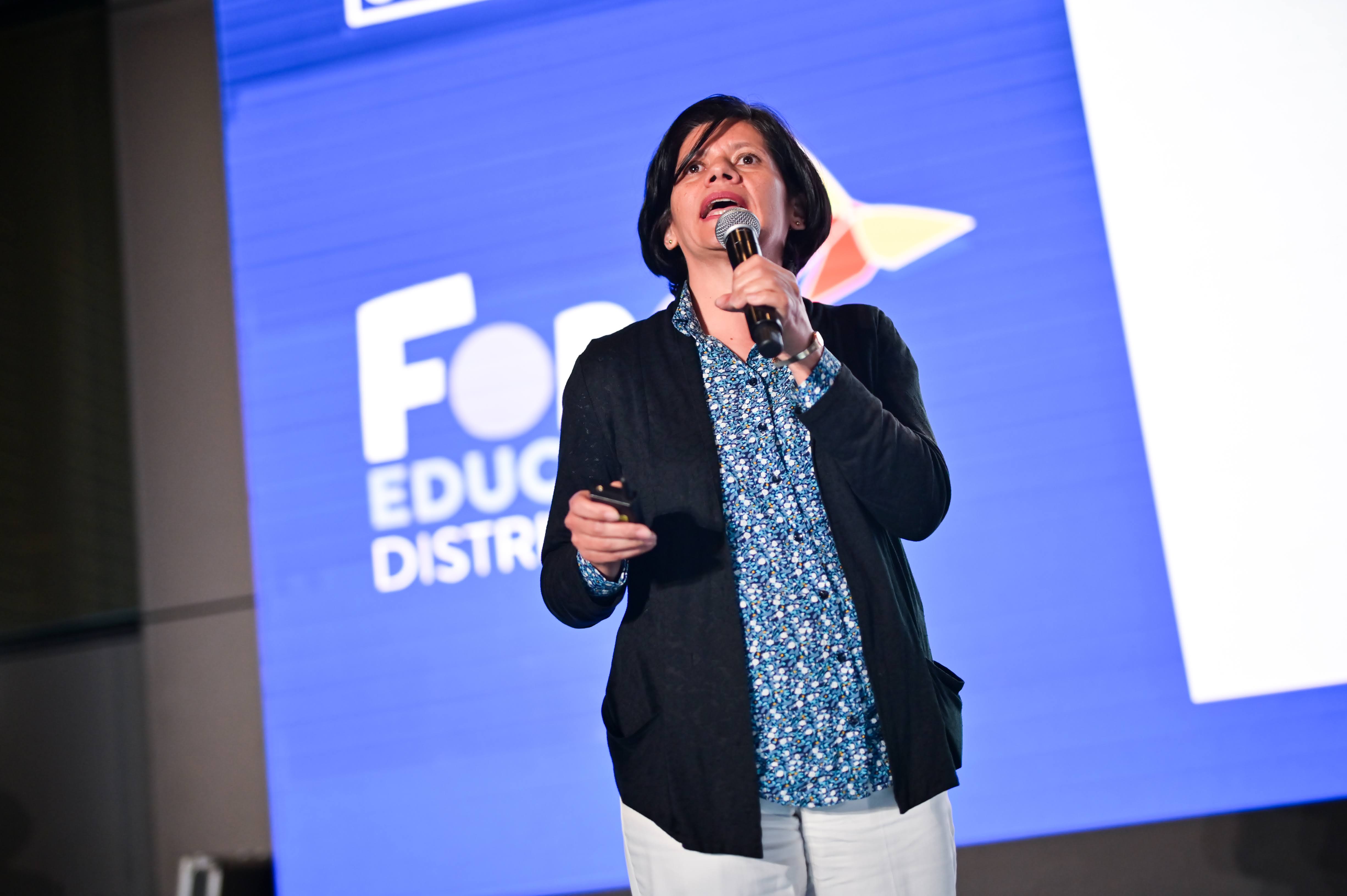 La conferencia de la docente de matemáticas y física del Distrito y de la Universidad Distrital, Inés Delgado, se centró en la importancia de las matemáticas en la vida cotidiana y en la formación de los estudiantes. “Son una herramienta fundamental para comprender el mundo que nos rodea”, dijo al destacar que es más que números y fórmulas. Foto Inés delgado A través de ejemplos prácticos y aplicaciones en la vida real, logró mostrar a las y los asistentes cómo las matemáticas están presentes en cada aspecto de nuestras vidas y los desafíos que tienen las y los docentes para enseñar matemáticas en el siglo XXI. “Las matemáticas deben responder a las competencias de este momento de la historia, tales como resolución de problemas y razonamiento cuántico, creatividad, pensamiento crítico, cooperación y comunicación oral y escrita”, agregó. También destacó el trabajo de cooperación que se está llevando a cabo y que involucra a países como Colombia, Canadá, México y Brasil, con el fin de desarrollar un proyecto desde preescolar hasta primaria que involucra las matemáticas. Además de su trabajo en la enseñanza, la profesora Inés Delgado también resaltó la importancia de la investigación en matemáticas y cómo con ella se contribuye al avance de la tecnología y al desarrollo del país. Sus propios logros académicos fueron un testimonio vivo de su pasión por el conocimiento y la exploración en este campo para poder brindarle todas las herramientas a los estudiantes. La lectura y la escritura que ayudan a construir pensamiento crítico En su conferencia sobre la lectura y la escritura, la investigadora argentina Florencia Salvarezza, se refirió a la importancia de comprender que la lectura y la escritura son habilidades fundamentales para el desarrollo cognitivo y social de los individuos. Recordó que, más allá de ser simples tareas que realizamos en la escuela, son herramientas que nos permiten comunicarnos, acceder al conocimiento y construir nuestro pensamiento crítico. Foto conferencista argentina Destacó