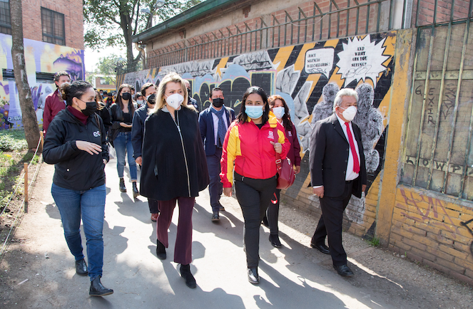 EDNA BONILLA SEBA, TRABAJANDO.
