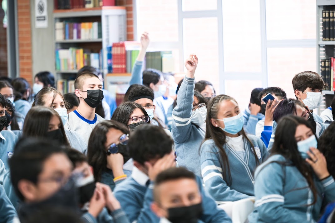 Estudiantes en clase participando
