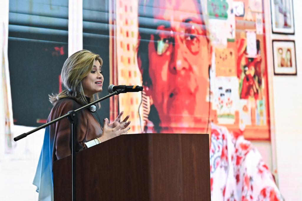 Edna Bonilla Seba, trabajando