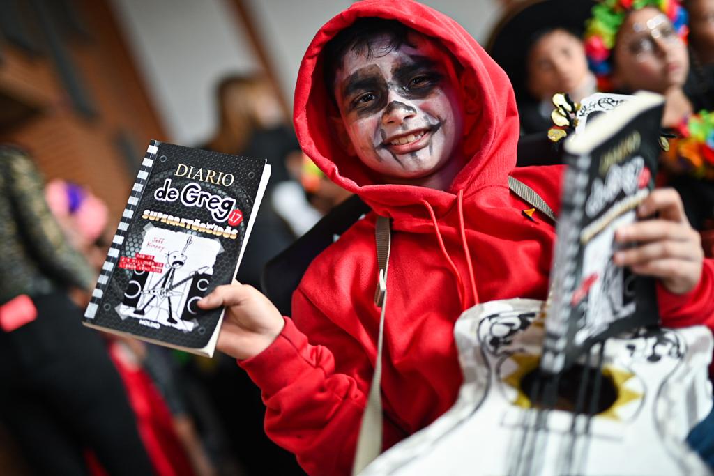 El autor estadounidense, Jeff Kinney, visitó a las y los estudiantes del colegio Abel Rodríguez Céspedes en el marco de la FILBo 2023