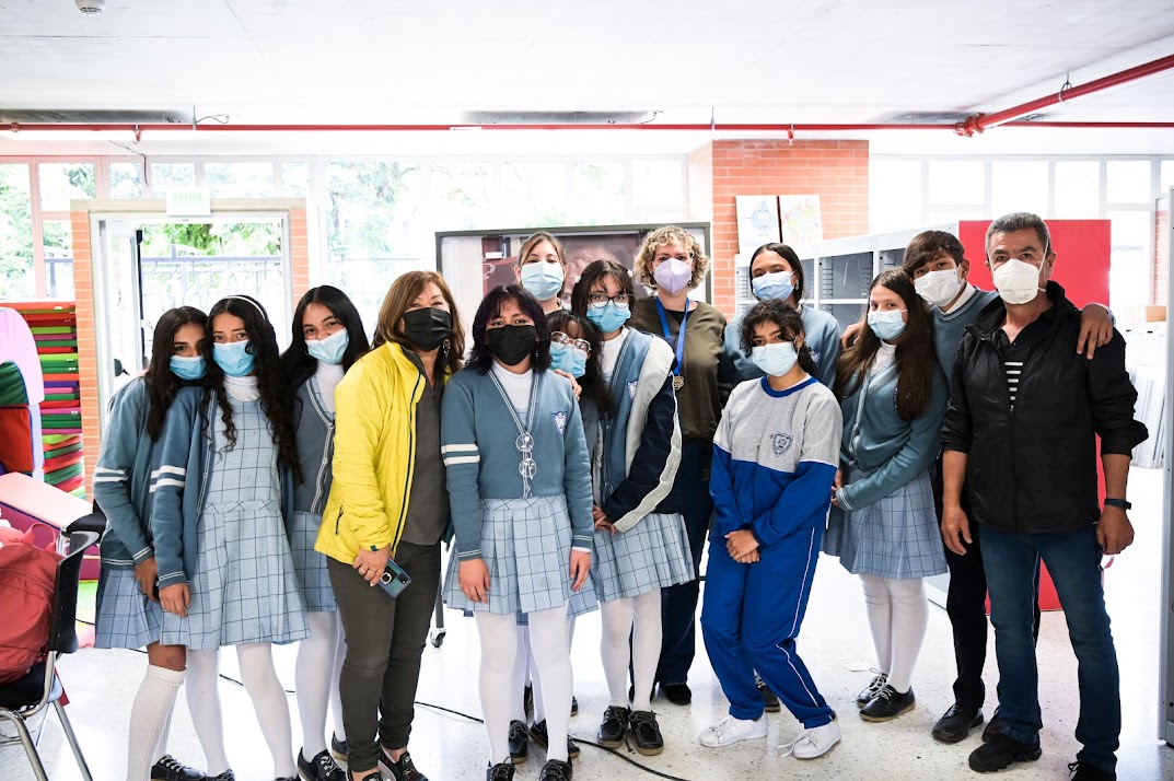 Estudiantes en clase participando
