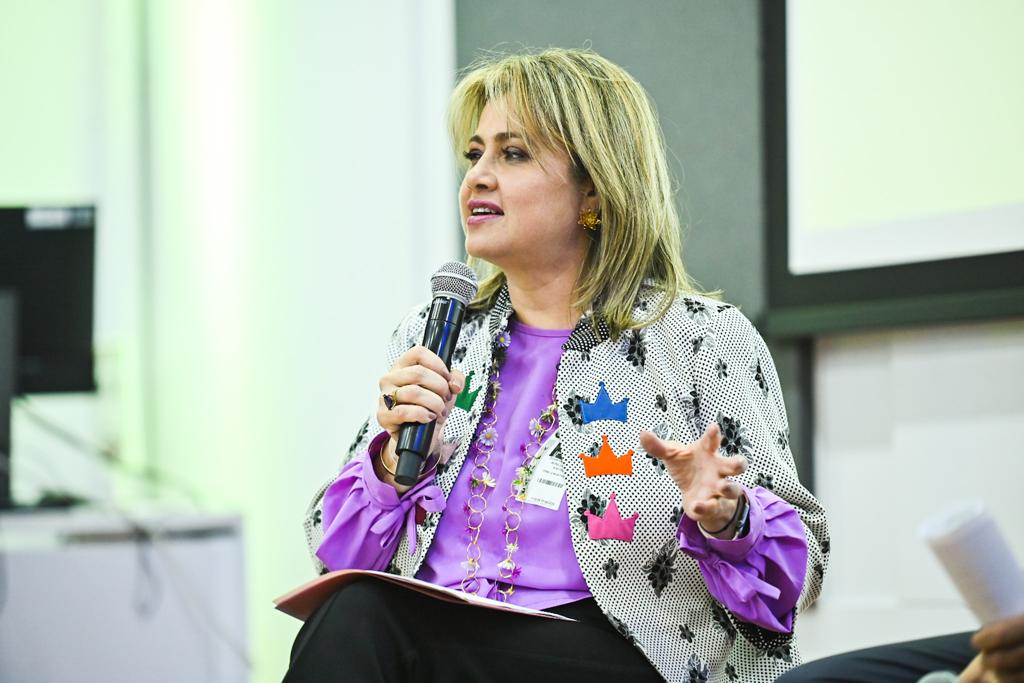 Edna Bonilla Seba, trabajando