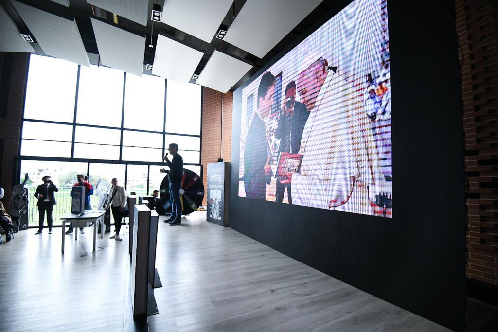El autor estadounidense, Jeff Kinney, visitó a las y los estudiantes del colegio Abel Rodríguez Céspedes en el marco de la FILBo 2023