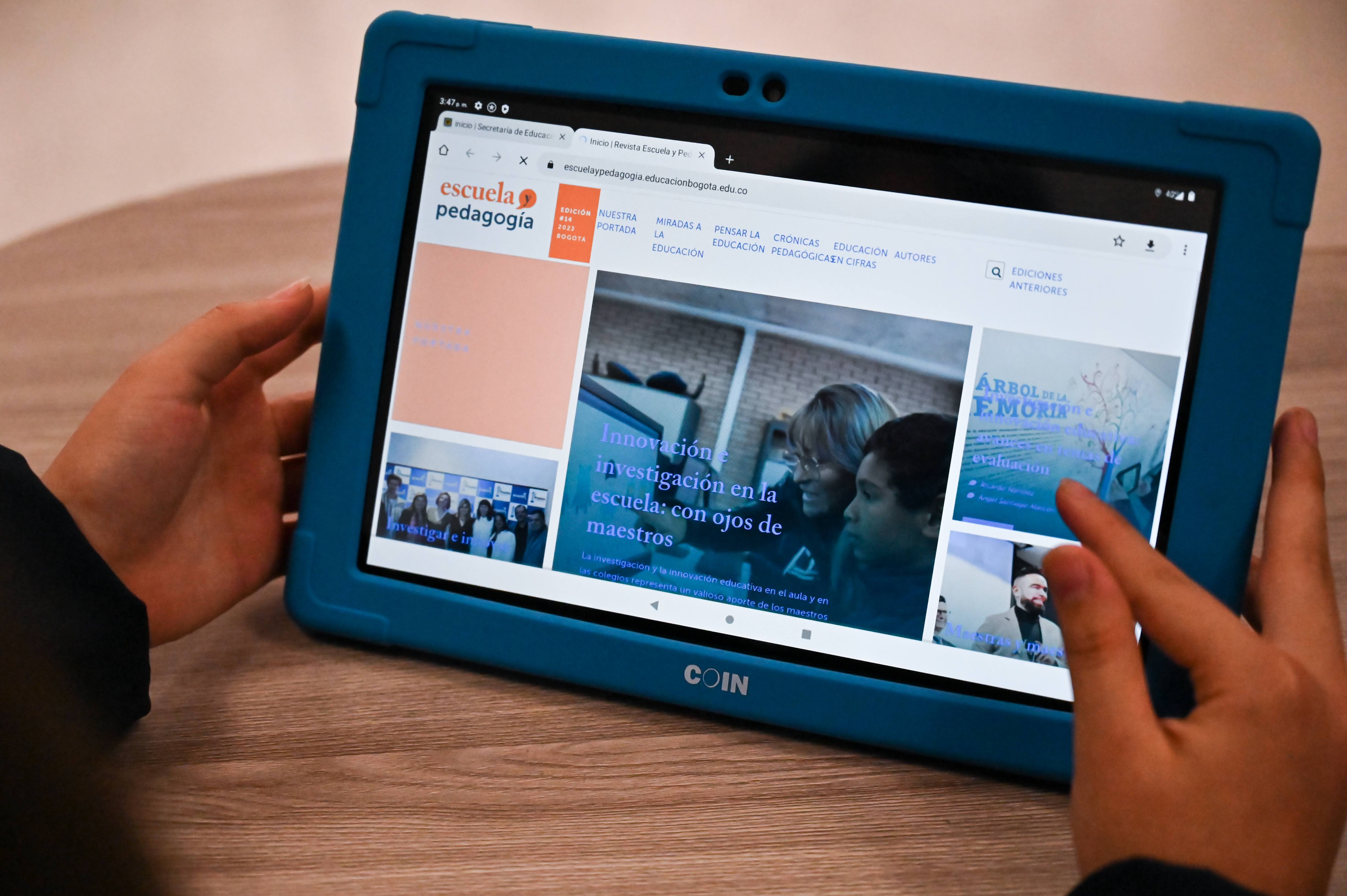 A Katherin Sofia Puentes no le da ni miedo ni pena las cámaras. “Yo siempre me le mido a todo”, dice, con una madurez que no es propia de una niña de su edad. Es estudiante de grado séptimo del colegio Manuel Cepeda Vargas, una institución enorme que está ubicada en la localidad de Kennedy.   ENLACE VIDEO: https://www.youtube.com/watch?v=W7VXCcZk74M   Con su cabellera larga, lacia y de color castaña se pasea por salones y pasillos con una tableta en la mano. El equipo tiene un forro color azul con un mensaje poderoso: ¡La educación en primer lugar! Katherin es una de las 115 mil estudiantes que han recibido una tableta o computador en el marco de la Ruta 100K, la estrategia con la que Bogotá está cerrando la brecha digital en la capital del país.   “La tableta tiene unas aplicaciones muy importantes sobre anatomía, problemas matemáticos, arte, que me ayudan en materias como biología, algebra, artística, etc. Tengo entendido que este año seguirán entregando estos equipos y espero que lo sigan haciendo porque acá en mi colegio nos ha cambiado la vida a mí y muchos otros compañeros”, explicó.   FOTO 2  Tal como ha venido ocurriendo, las y los beneficiarios que están recibiendo estos equipos se definieron previamente de acuerdo con criterios como población rural, índices de pobreza según nivel SISBEN, víctimas del conflicto armado, grupos étnicos y población en condición de discapacidad. Deben ser estudiantes matriculados en un colegio oficial y estar cursando grados de secundaria y media.   ¡La educación en primer lugar! 