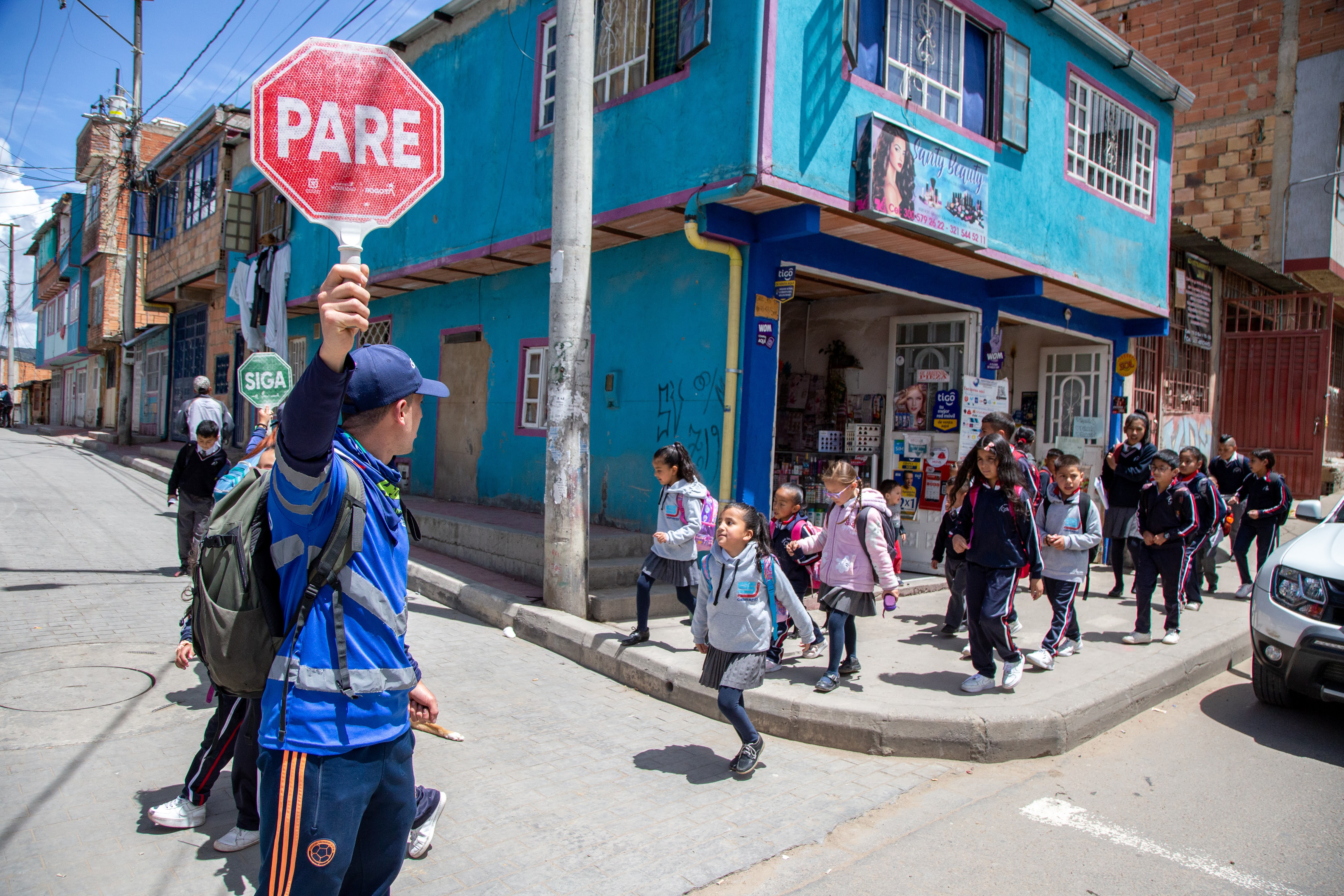 Así es una caravana de Ciempiés Caminos Seguros, la estrategia que lleva cinco años haciendo felices a niñas y niños