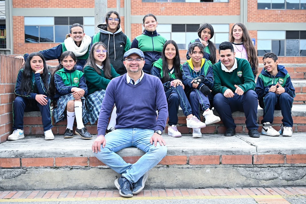 Conozca la emisora que impulsó un profe del Colegio San Cayetano y que hoy une a la localidad de Usme