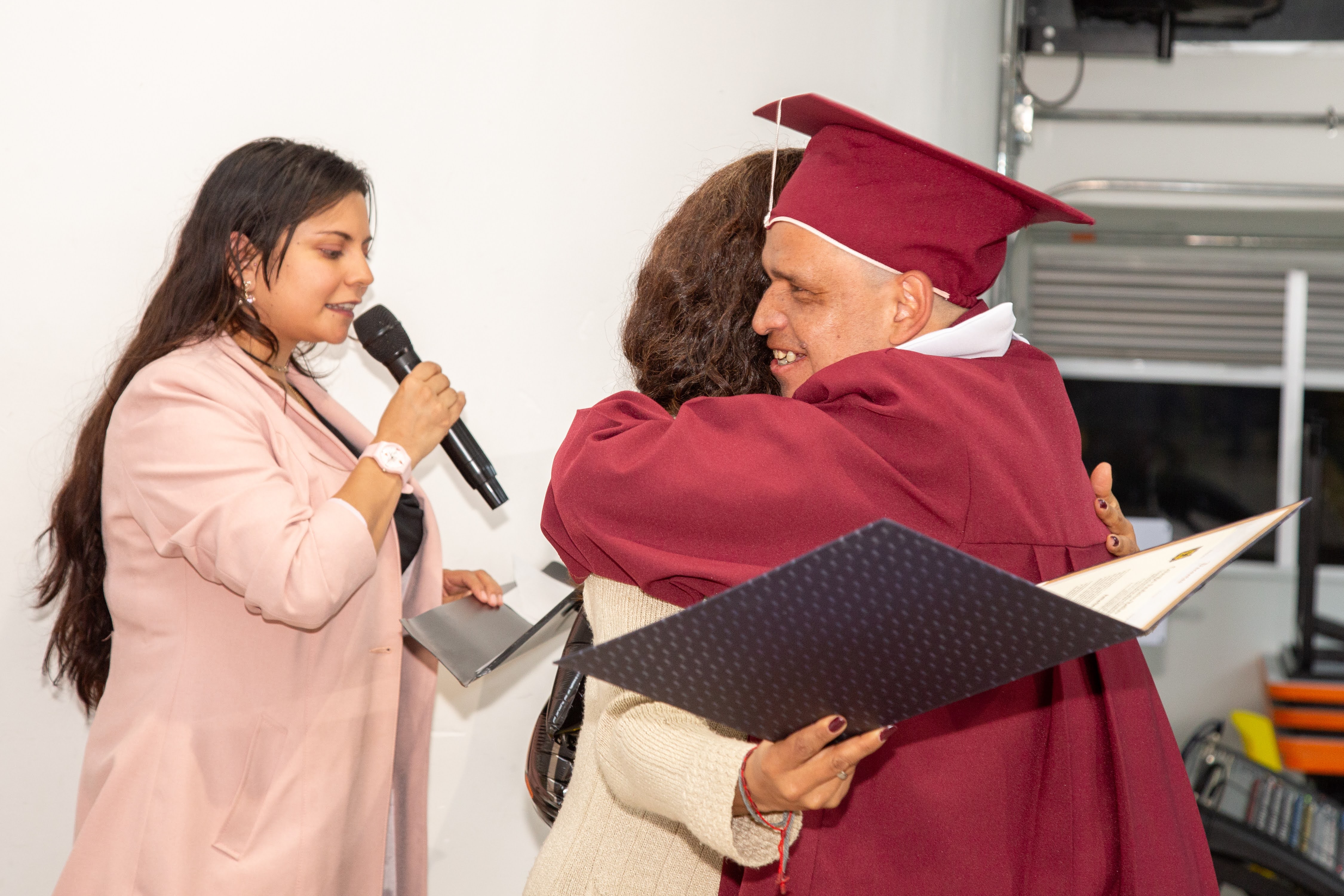 Conozca la historia de Olga Lucía: a los 58 años se graduó de bachiller con su hijo gracias a las estrategias educativas flexibles