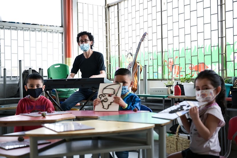Niña en el regreso a clases al colegio