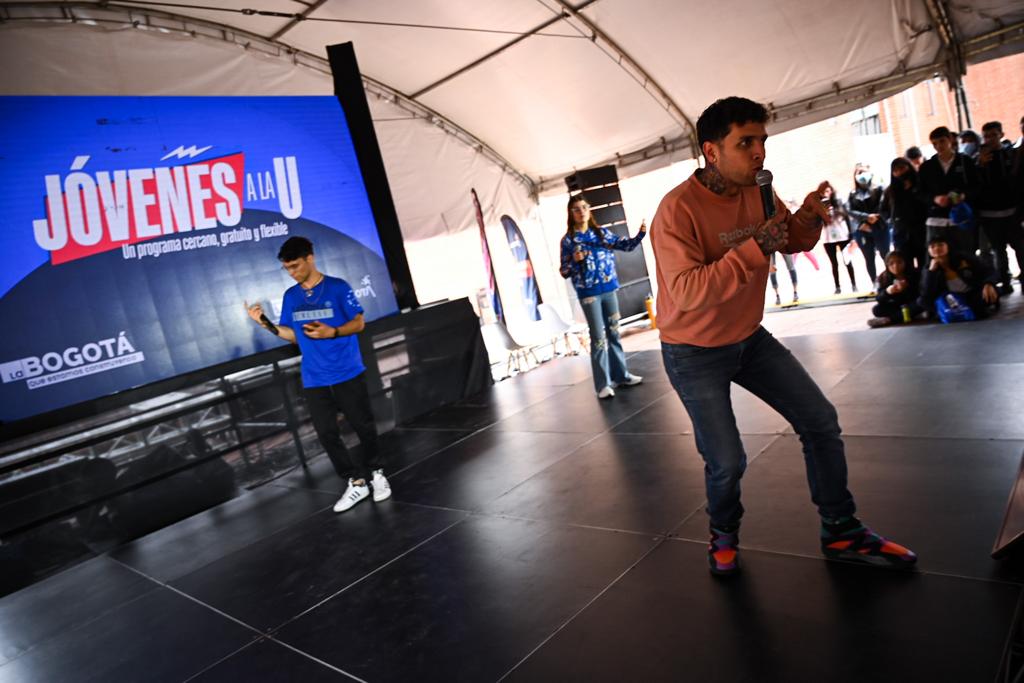 Joven hablando en JOVENES A LA U