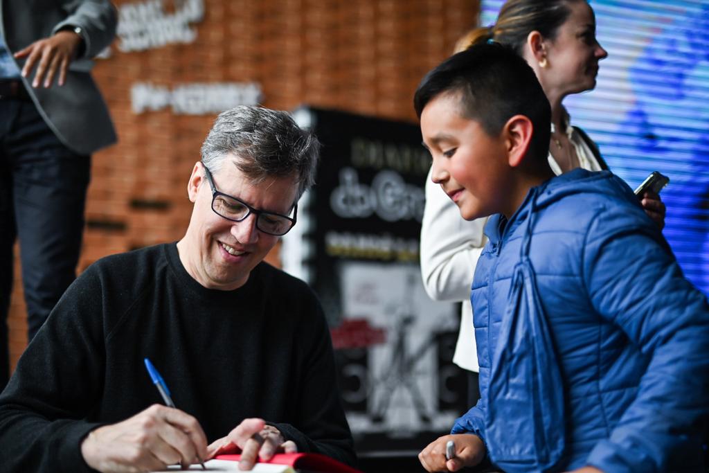El autor estadounidense, Jeff Kinney, visitó a las y los estudiantes del colegio Abel Rodríguez Céspedes en el marco de la FILBo 2023