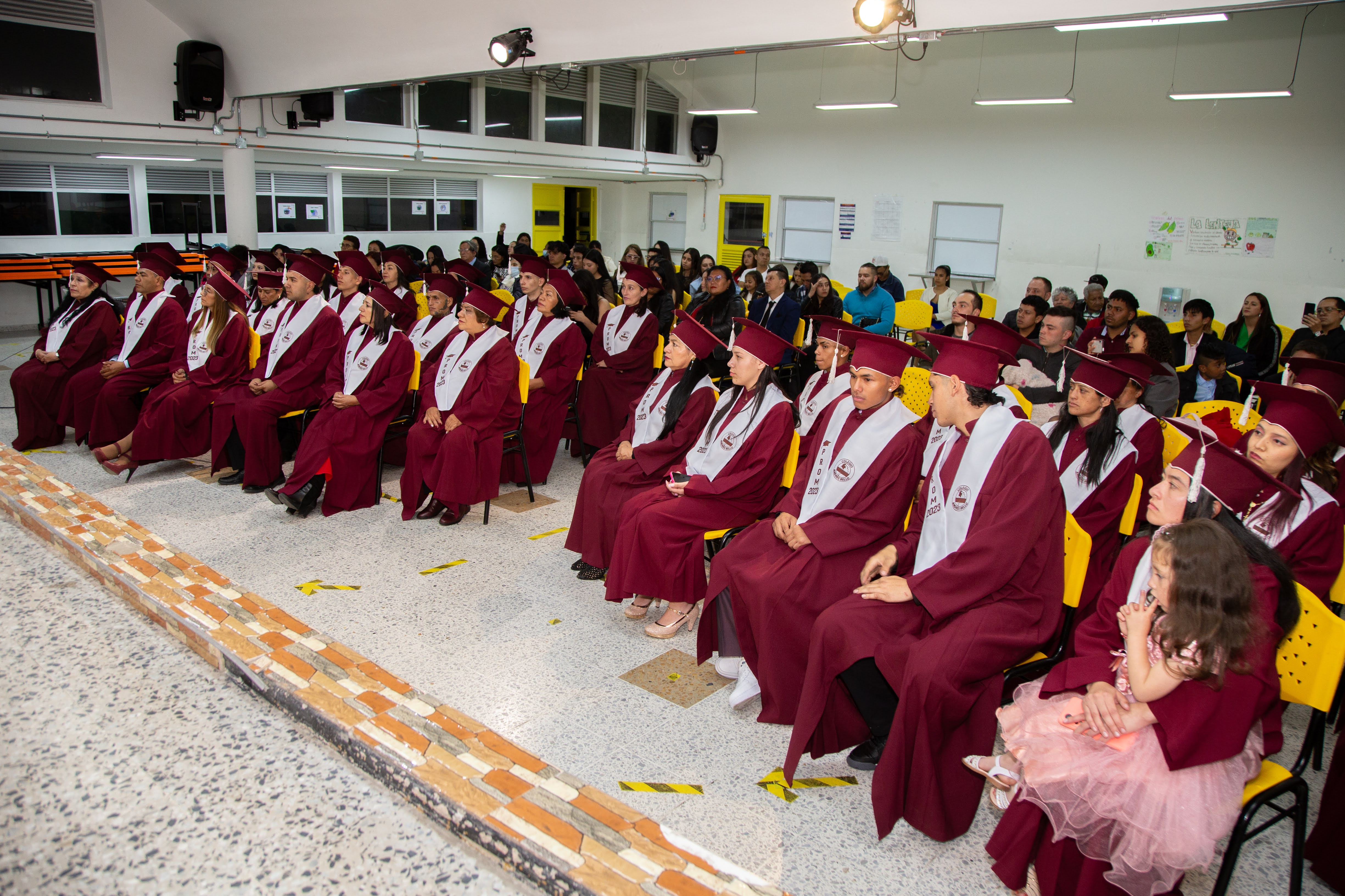 Conozca la historia de Olga Lucía: a los 58 años se graduó de bachiller con su hijo gracias a las estrategias educativas flexibles
