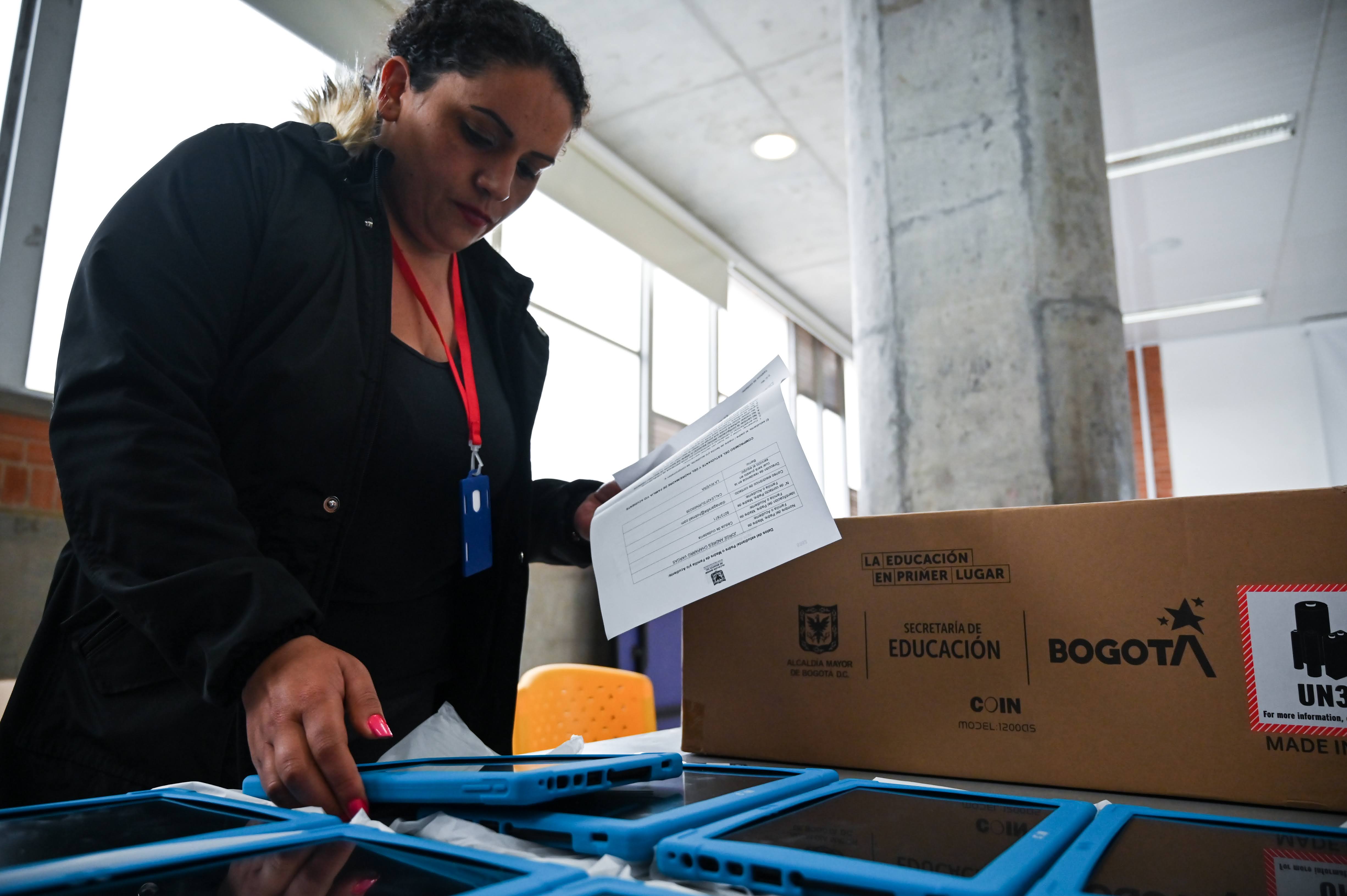 ¡Bogotá continúa con el cierre de la brecha tecnológica!: ya empezó la entrega de otros 22 mil dispositivos tecnológicos a estudiantes vulnerables