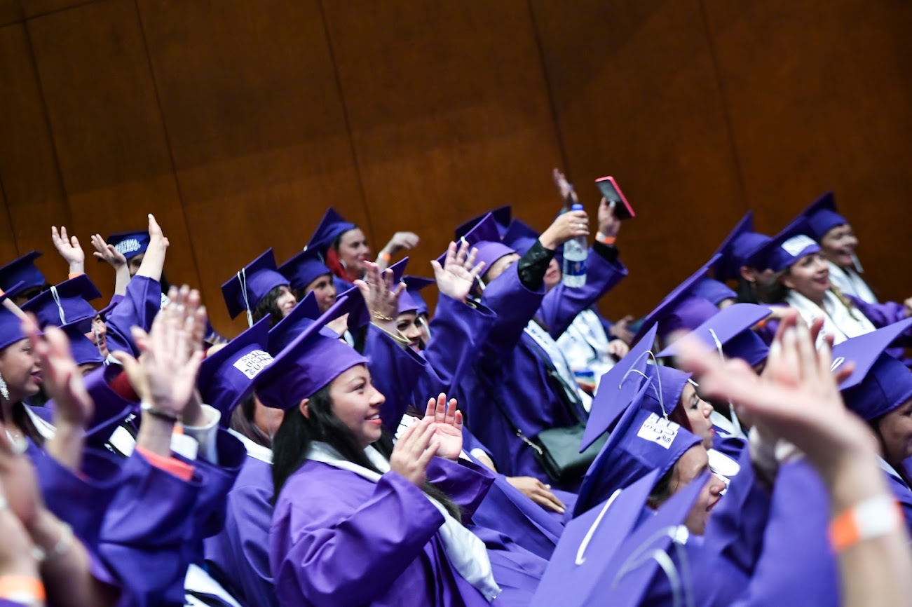 Cuidadora que a los 59 años cumple su sueño de ser bachiller e ingresar a la universidad