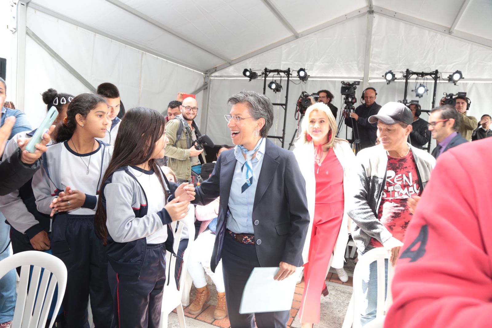 Administración de Claudia López superó los 134.000 dispositivos entregados para cerrar la brecha digital