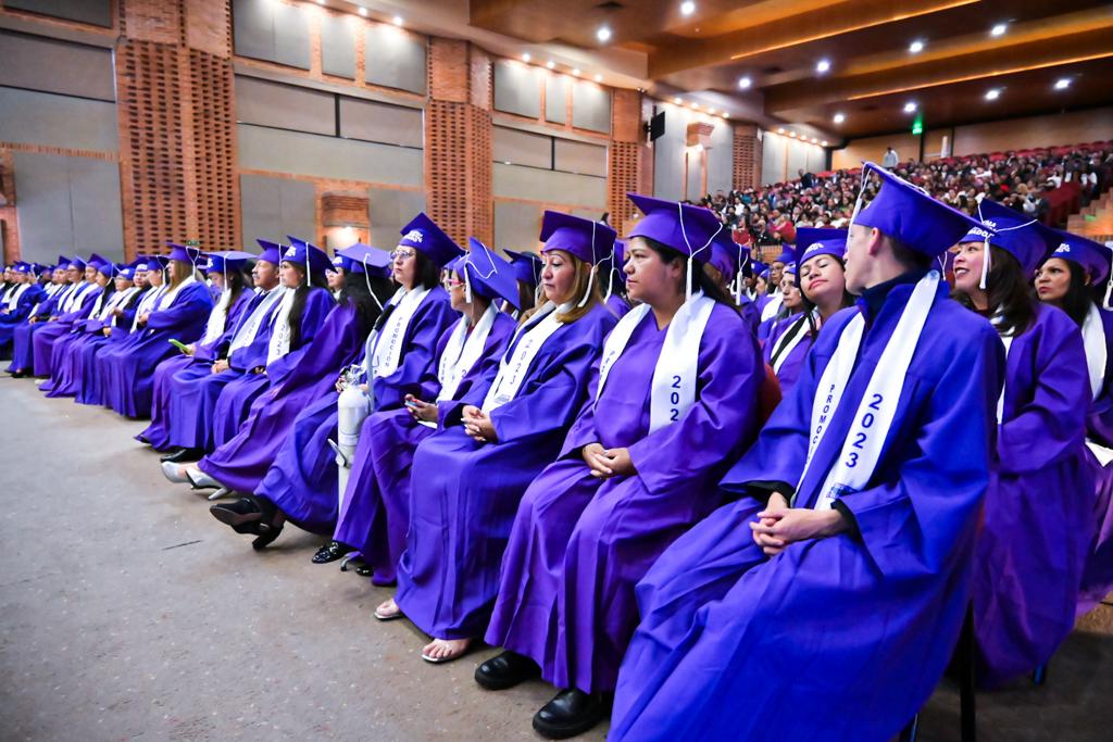 En emotiva ceremonia, 550 personas que estudiaron en las manzanas del cuidado se graduaron como bachilleres