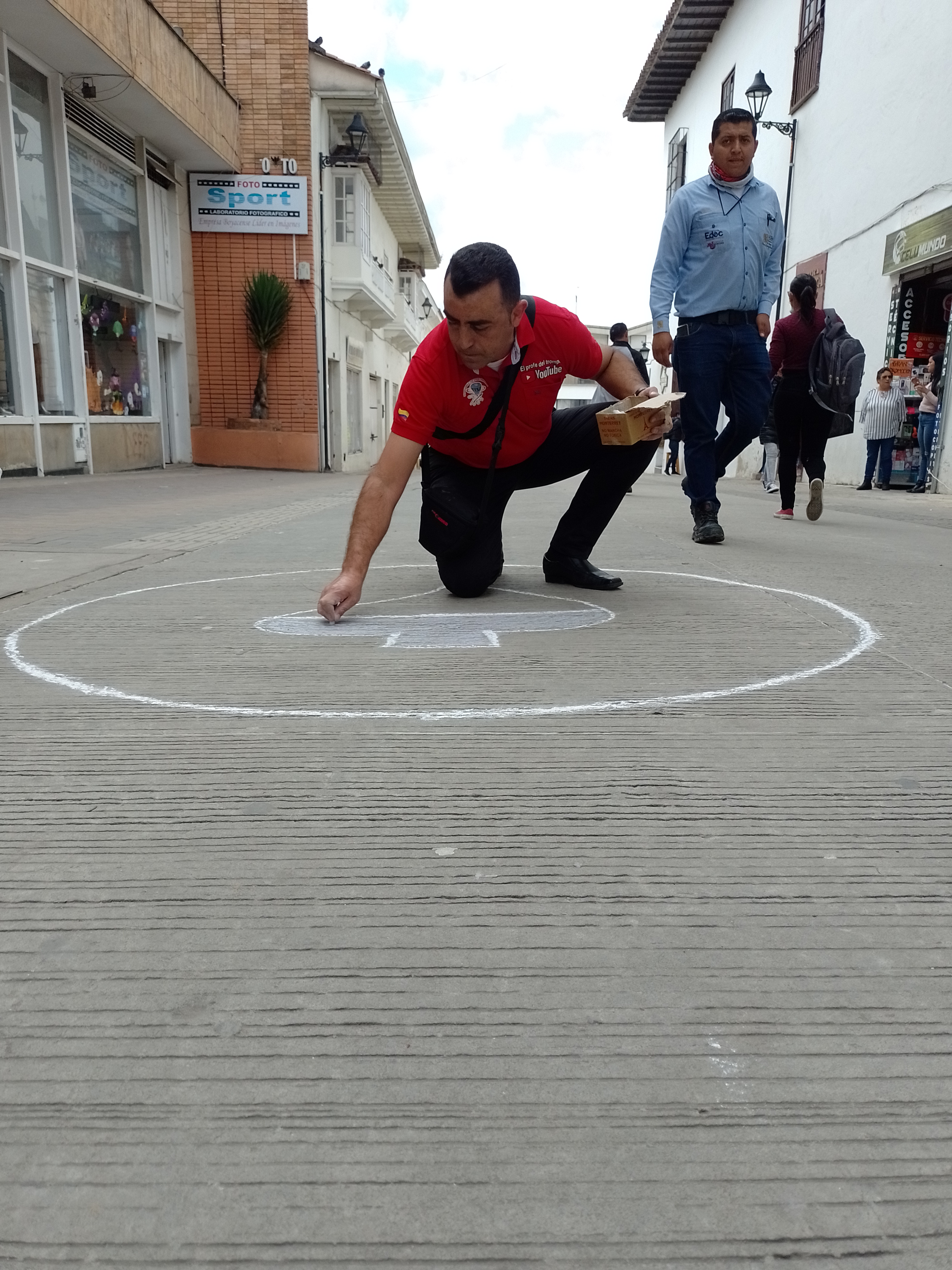 El ‘Profe del Trompo’ que rescata la tradición y fomenta sonrisas en las aulas de clase