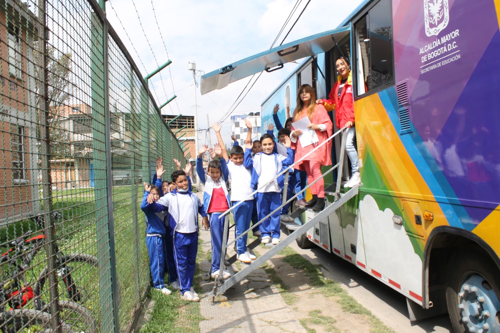 Con un catálogo con 2900 libros, el viaje de la lectura con e Bibliobús vuelve a rodar por Bogotá