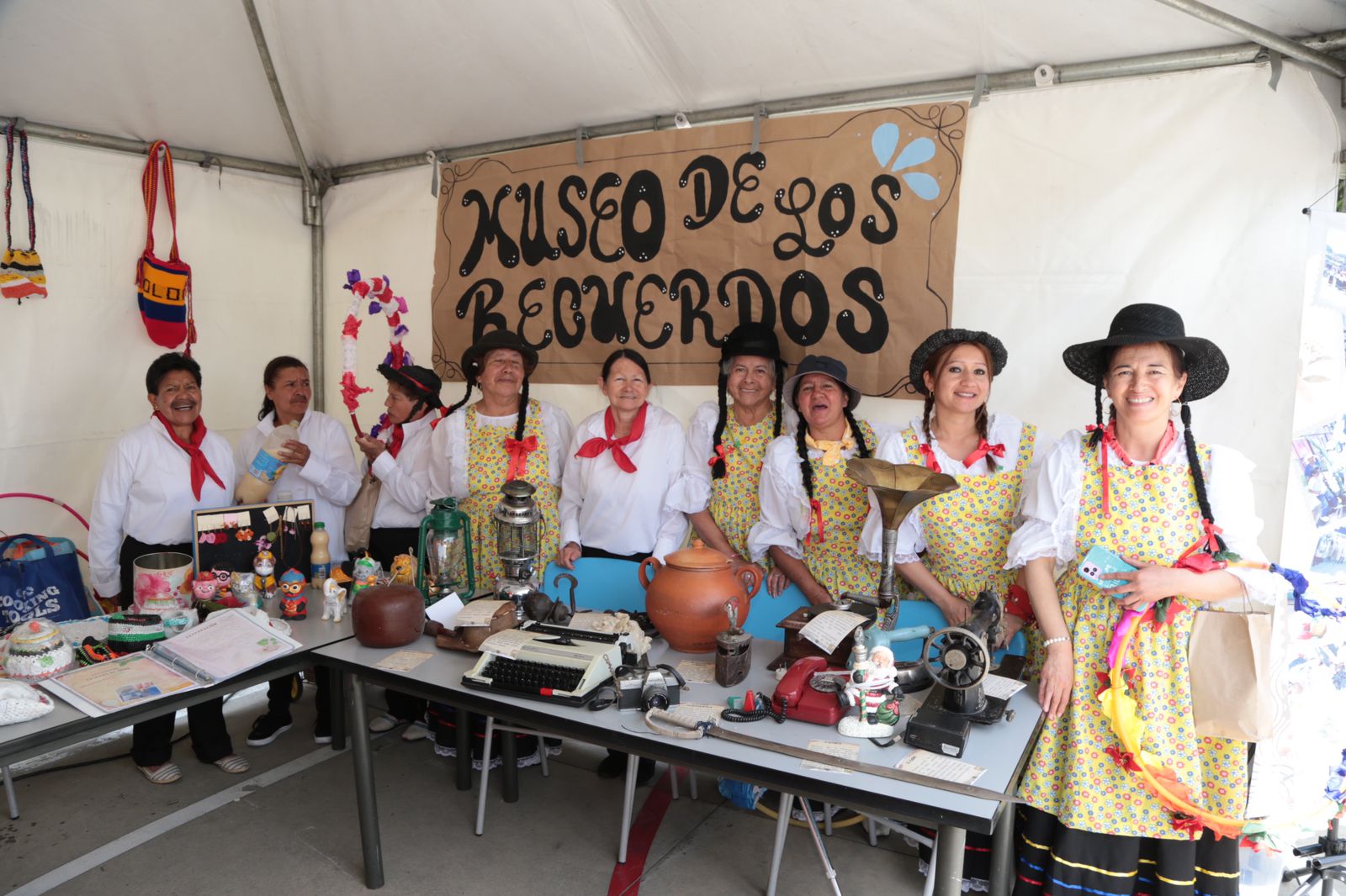 El colegio Jaime Hernando Garzón Forero de la localidad de Kennedy fue el anfitrión de este espacio con su iniciativa pedagógica ‘Cuéntame abuelo que en tu memoria yo tejo y en sabiduría crezco’, un proyecto interdisciplinar en el que la danza, la oralidad y la literatura funcionan como catalizadores para reivindicar el papel del adulto mayor desde sus conocimientos, su idiosincrasia y su labor como cuidador en el hogar, un rol muchas veces invisibilizado, pero que es clave para muchas familias bogotanas. El Programa Entornos Educativos y Confiables ECO de la Secretaría de Educación del Distrito, reconstruye la relación escuela – territorio y fomenta procesos de transformación y mejoramiento de los entornos educativos mediante la configuración de redes de trabajo que abren las puertas de los colegios a las comunidades que los circundan, para impulsar iniciativas pedagógicas que invitan a la participación, el empoderamiento y la capacidad de agencia de las comunidades educativas y barriales. Es precisamente esta premisa la que fue llevada a la acción en el ‘El Festival del abuelo y la abuela’, un encuentro donde se compartió con la ciudad cómo se está promoviendo desde los colegios del Distrito, la participación de los adultos mayores en la sociedad y el fortalecimiento de los lazos intergeneracionales. Imagen dentro del texto 1 Las estrategias de cuidado y autocuidado van de la mano en estas iniciativas pedagógicas, tal como ocurre con el ‘Club de abuelos: la vida es un ratico’, del colegio Miravalle de la localidad de Usme, invitado de honor de este festival, y que compartió con los asistentes cómo el teatro ha sido para ellos una poderosa herramienta que ha fortalecido su relación con esta comunidad educativa y entre vecinos que han encontrado en este club un espacio de esparcimiento y amistad. El colegio Técnico Menorah de Los Mártires con su ‘Grupo de adulto mayor Aganza: Cuerpo y Folclore’ y el Colectivo de Adulto Mayor ‘Memoria en movimiento’ de Idartes también hicieron parte del ‘Festival del abuelo