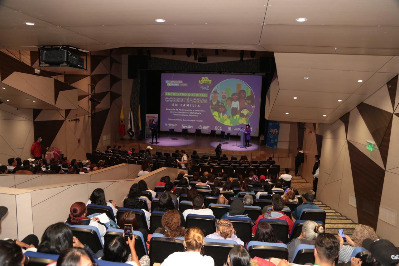 Las familias se reunieron con directivos y profesionales de la Secretaría de Educación del Distrito en la Universidad ECCI, donde realizaron un ejercicio práctico y lúdico y compartieron experiencias para conocerse y para seguir fortaleciendo la estrategia de redes familiares y escuelas de cuidado familiar.   El encuentro giró sobre cuatro temáticas: la prevención de riesgos digitales en juegos virtuales, herramientas de cuidado parental en la era digital, riesgos digitales en redes sociales, el ciberbullying y ciberacoso.   La jornada se inició con el conversatorio ‘Familias y medios virtuales’ y contó con la participación de Deidamia García, subsecretaria de Integración Interinstitucional; Andrés Felipe Avendaño, jefe Oficina Escolar para la Convivencia; Enrique Chaux, docente Universidad de los Andes y líder de evaluación del Programa Aulas en Paz; Luisa Sánchez, representante de Red de Familias San Cristóbal y María Fernanda Cerinza, representante Red de Familias Bosa-Nodo La Paz.   Imagen dentro del texto 1  “La tecnología siempre va a representar retos para la escuela y la familia. Desde nuestros colegios adelantamos procesos con herramientas pedagógicas y tecnológicas que nos han permitido fortalecer el proceso académico, convivencial y socioemocional de las niñas, niños y adolescentes, explicó Andrés Felipe Avendaño, jefe Oficina Escolar para la Convivencia.   En su concepto, “este es un universo que tiene muchas posibilidades para interactuar. Las y los estudiantes conversan el 90 por ciento por espacios virtuales, por eso, es importante que las familias los acompañen y conozcan lo qué sucede ahí, cuáles son las aplicaciones y sus herramientas, la manera en cómo niñas y niños utilizan las redes sociales y la forma en que se comunican con sus amigas y amigos”.  “La tecnología está en nuestras vidas y está para quedarse; las familias y la escuela tienen que aprender a manejarla, aprender de sus riesgos y valorar lo positivo. Este trabajo mancomuno fortalecerá el buen uso que le puedan dar las y los niños e