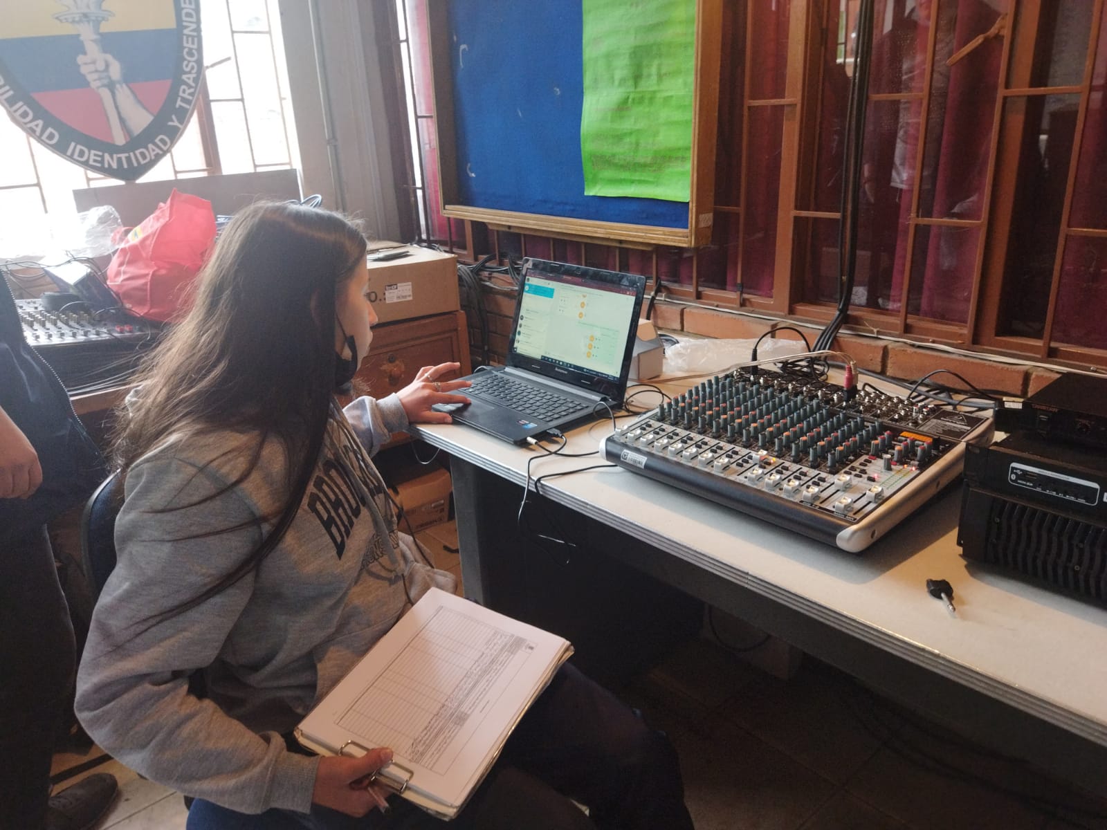 Jovenes haciendo radio