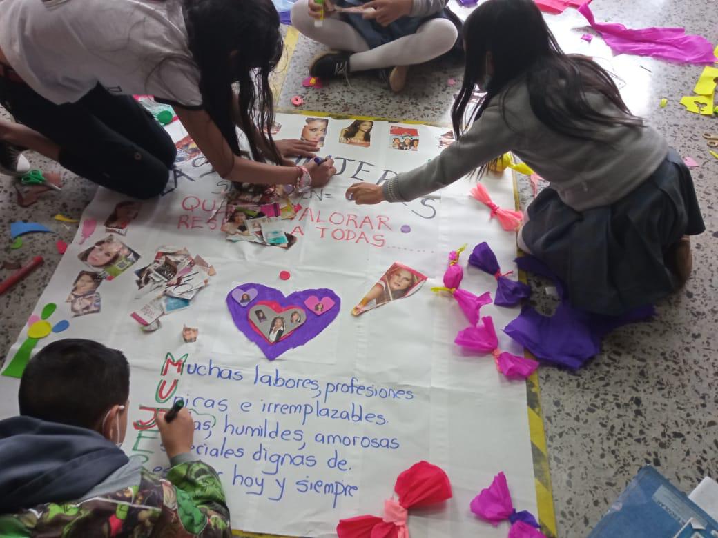 jovenes diseñando una cartelera