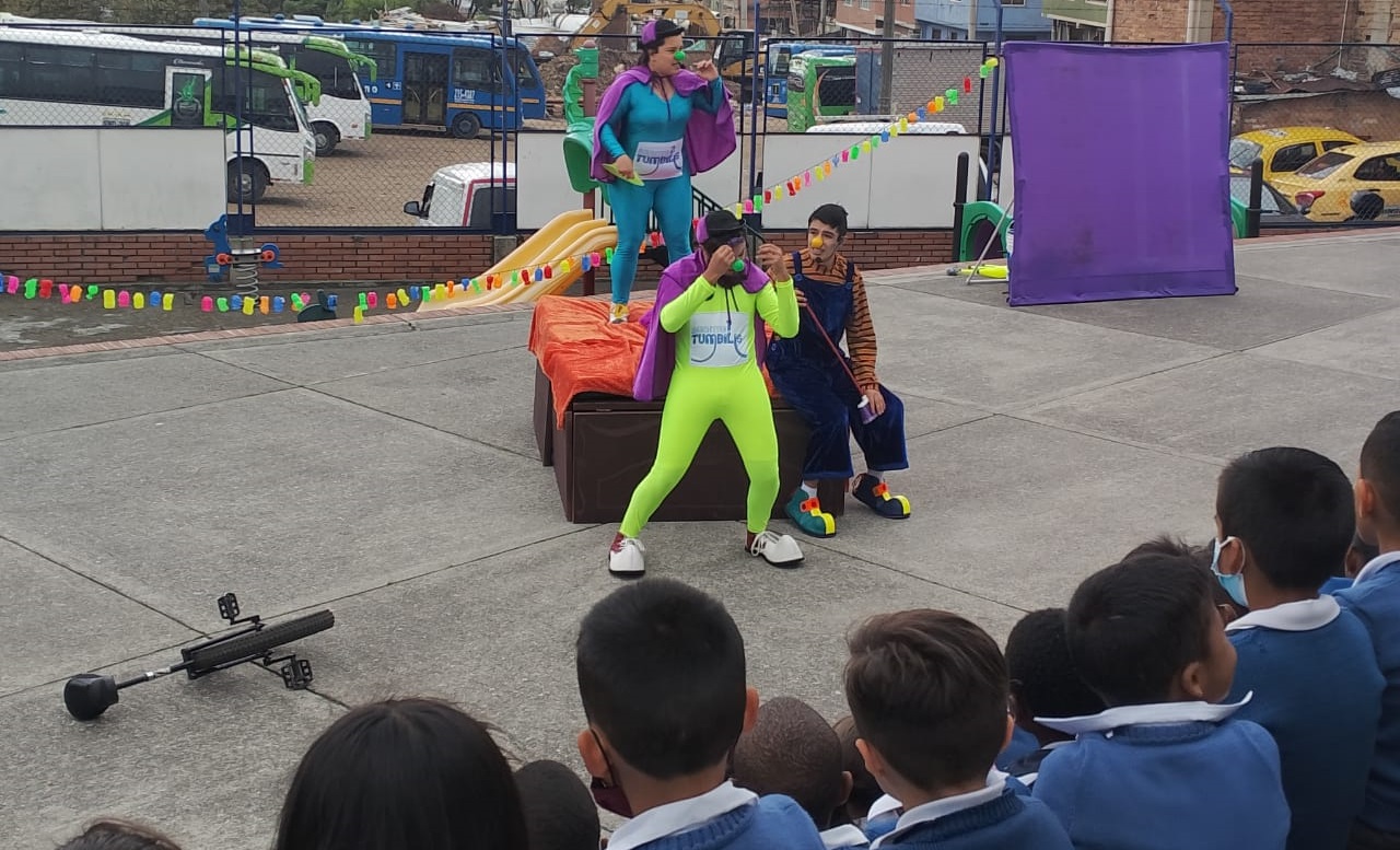 Estudiantes del colegio entre nubes