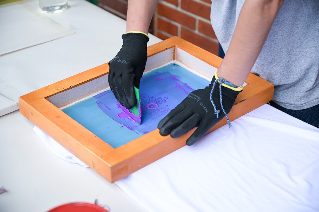 Joven creando obra de arte