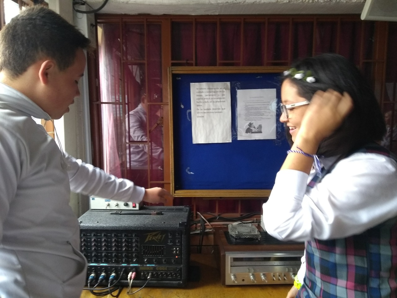 Jovenes haciendo radio