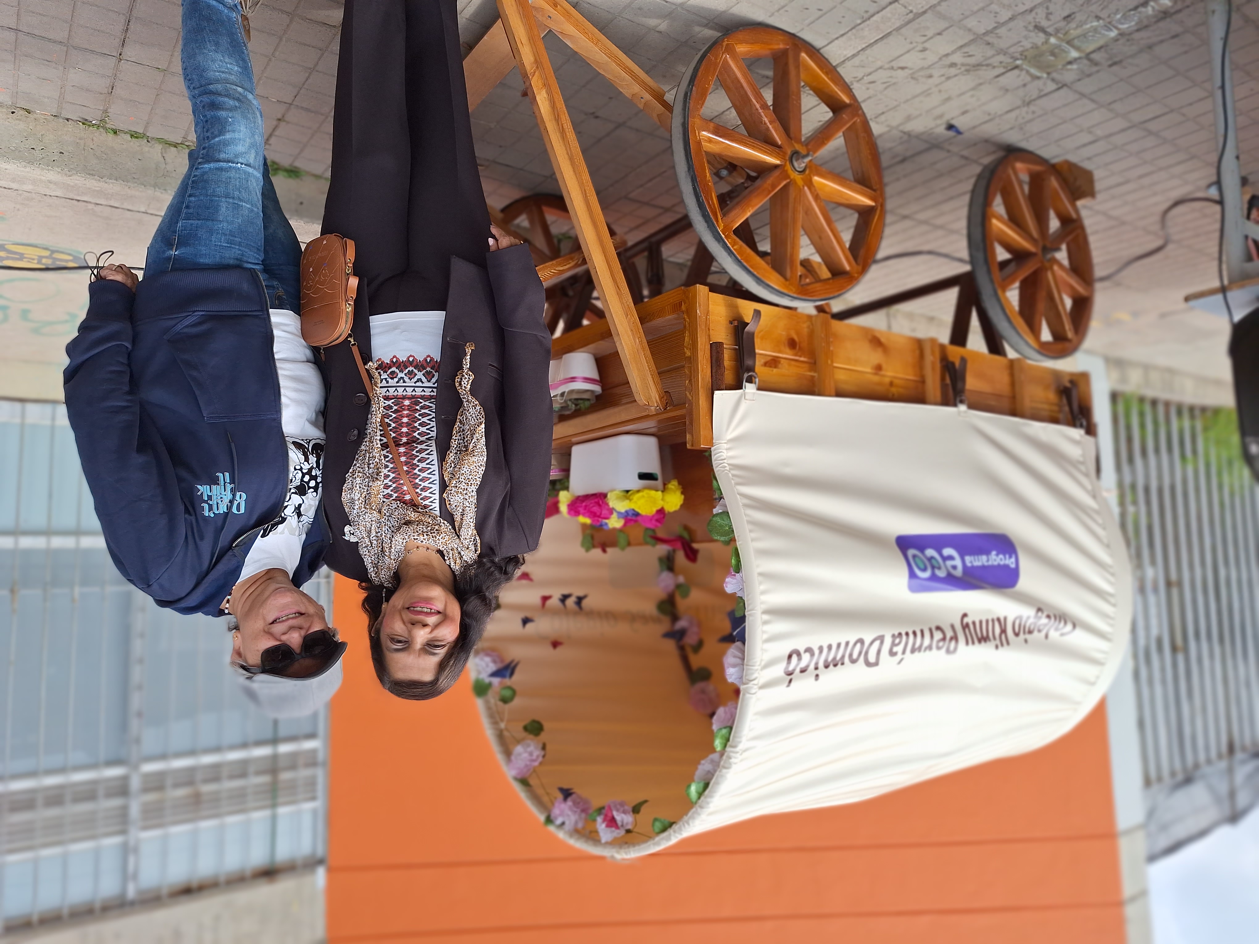 El Entorno Educativo Compartido de estos dos colegios de la localidad siete de Bogotá apuesta por los vínculos de confianza y cercanía que se tejen a través de ‘Hitcha Guaía’, iniciativa pedagógica que desde el Programa ECO reconstruye la memoria colectiva desde el arte, la cultura y el cuidado del ambiente.  ‘Hitcha Guaía’ significa madre tierra y, como lo dice su lema, esta experiencia es “memoria que se construye en comunidad”. Por esta razón, los colegios San Bernardino y Kimy Pernía Domicó eligieron un original y simbólico vehículo para compartir este mensaje con sus vecinos: se trata de dos carretas de madera hechas por el artesano local John Tavera y que evocan los saberes ancestrales y el trabajo campesino que dieron comienzo a lo que hoy se conoce como el barrio San Bernardino de Bosa.  Imagen dentro del texto 1  Desde su pasado, como territorio muisca gobernado por el cacique Techovita en la época precolombina hasta su papel como punto de encuentro de tres conquistadores (Jiménez de Quesada, Nicolás de Federmán y Sebastián de Belalcázar) en la época colonial, este barrio es un lugar relevante en la historia de Bosa, de Bogotá y, por supuesto, del Kimy y el ‘San Berno’, como cariñosamente llaman propios y externos a estos dos colegios del Distrito.   “Queremos con estos dos colegios hacer una gran comunidad, donde reconozcamos en el territorio, para apropiarlo, resignificarlo, sentirlo nuestro y desde ahí, aportar con acciones reales y positivas tanto a nuestros colegios como a nuestras comunidades vecinales”, comentó Fabiola Cárdenas, rectora del colegio Kimy Pernía, quien junto a la rectora del colegio San Bernardino, Elizabeth Vivas, y sus respectivos equipos de trabajo, hacen posible ‘Hitcha Guaía’.  Un mes y ocho días fue el tiempo que se necesitó para construir estas dos carretas que hicieron su primer recorrido oficial cargadas de cantinas con mazamorra de maíz que elaboraron indígenas del cabildo muisca de Bosa y que los estudiantes compartieron con sus vecinos como símbolo de tradición y reconci