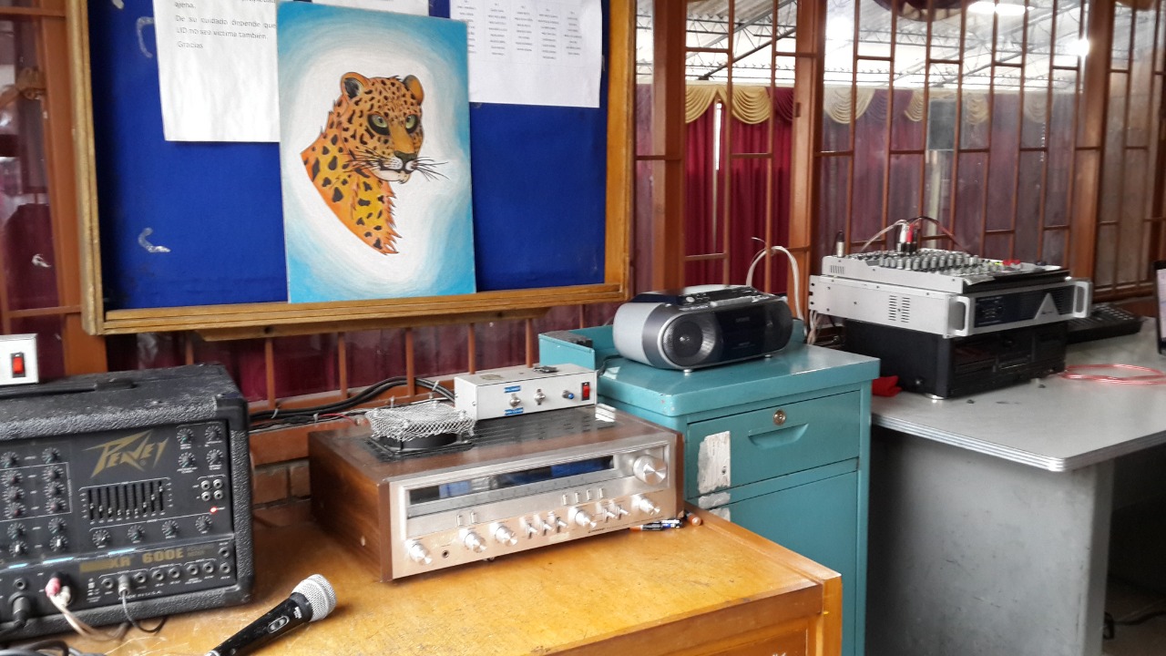 Jovenes haciendo radio