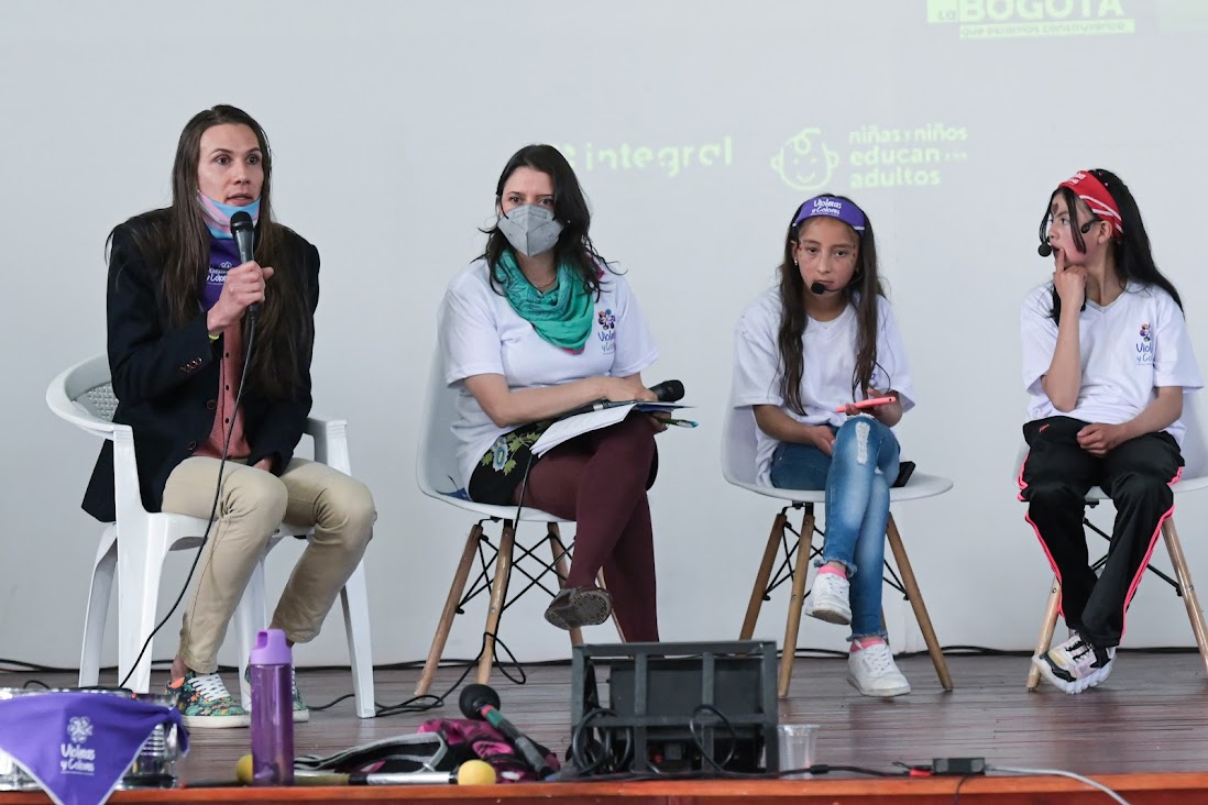 Personas hablando sobre equidad de género en auditorio