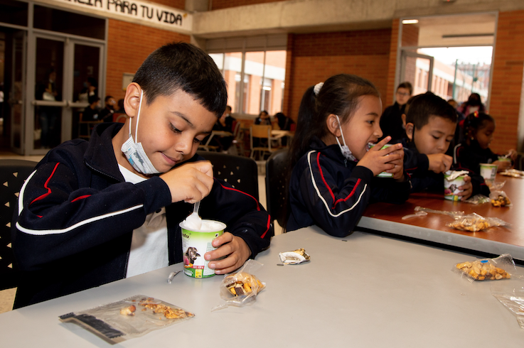 Niñez comiendo alimentos del PAE