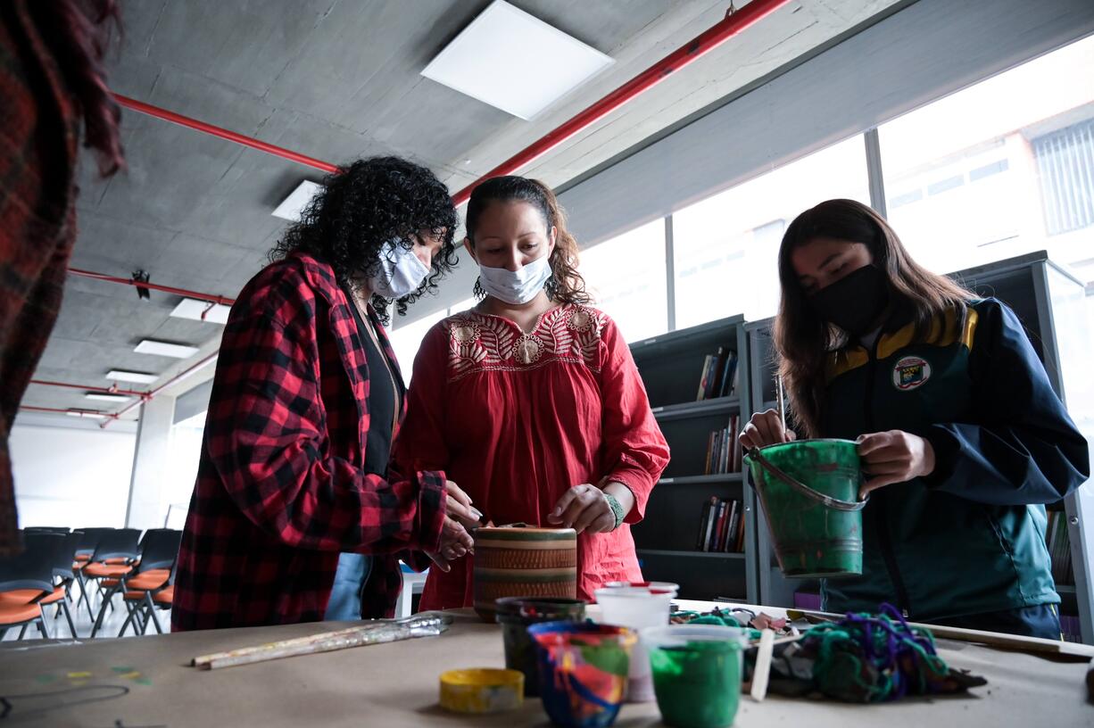 Estudiantes y profesores en taller artístico