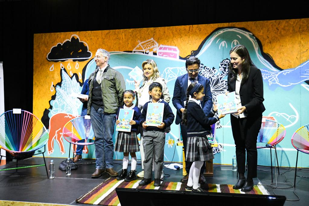 Por primera vez, Bogotá entrega 139 mil libros a estudiantes de 1º, 2º y 3º para fortalecer sus capacidades lectoras