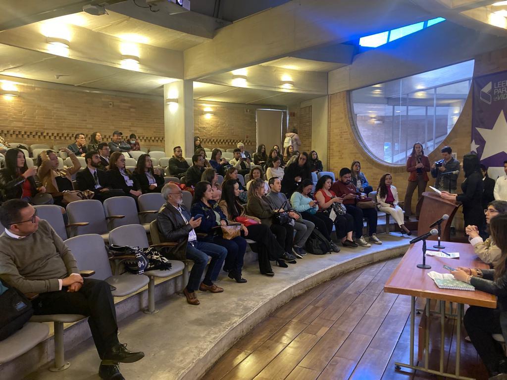 Profes de colegios públicos y privados se unen con estrategia novedosa que fortalece la enseñanza del inglés